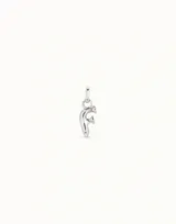 Charm unisex en forma de letra, fabricado a mano con metal bañado en plata, tamaño 1.6 cm de largo por 0.8 cm de ancho.