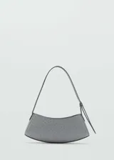Bolso tipo baguette color gris con textura tipo piel de avestruz, asa corta y cierre de cremallera.