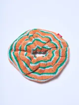 Colita de pelo de toalla a rayas horizontales color naranja, verde y blanco.