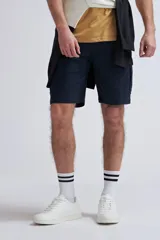 Bermuda casual cargo azul marino con suave elasticidad.