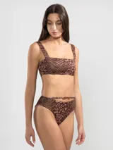 Bombacha de bikini de cobertura media con estampado animal print en tonos marrones y detalle de cinturón con dije de tigre dorado.