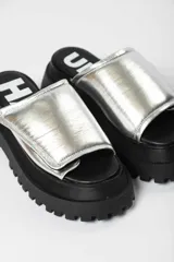 Sandalias negras de cuero sintético con plataforma track.