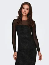 Vestido negro con lunares plateados, corte ajustado, largo a la rodilla, escote redondo y mangas largas de tul transparente.