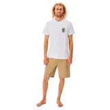Remera blanca de algodón con cuello redondo y manga corta. Estampado pequeño en el pecho con el logo de Rip Curl y un diseño de sol, olas y montañas.