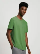 Remera negra de manga corta con corte ajustado.