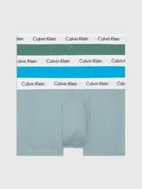 Boxer Calvin Klein color celeste con cintura elástica blanca con el logo de la marca en negro.