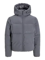 Campera puffer gris con capucha ajustable y bolsillos frontales.