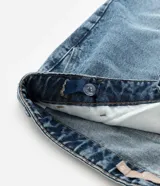 Bermuda de jeans celeste con cintura alta, presillas, bolsillos delanteros y traseros.