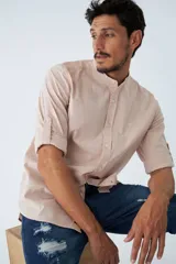 Camisa de hombre color azul marino, corte slim fit, cuello mao y mangas largas con puños abotonados.