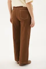 Pantalón de jean marrón de lino con corte recto y costuras a contraste.