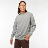 Buzo gris de cuello redondo y manga larga.