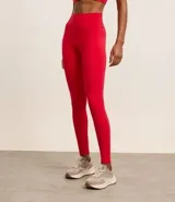 Calza deportiva roja de microfibra con cintura alta y bolsillo trasero.