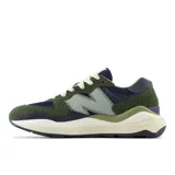 Championes New Balance modelo 5740, con capellada de gamuza y mesh en tonos verde oliva, azul marino y gris.