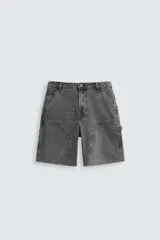 Bermuda de denim gris oscuro, corte relaxed fit, con bolsillos frontales y traseros tipo plaqué, bolsillo multifunción en la pierna y bajo desflecado.