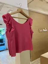 Blusa de crepé color rosado, con cuello redondo, mangas con volantes y espalda en forma de V.