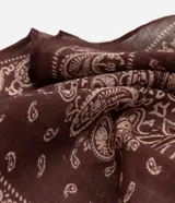 Pañuelo triangular de algodón con estampado paisley en tonos marrón oscuro y rosado claro.