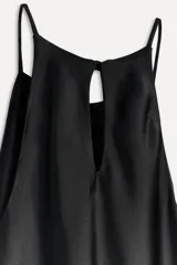Vestido midi negro de satén con cuello redondo y tirantes finos.