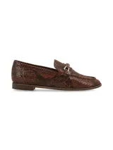 Mocasín plateado de cuero con punta fina y detalle de hebilla metálica en el empeine.
