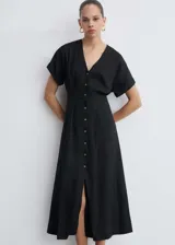 Vestido midi negro de lino con escote en V, mangas cortas con dobladillo y cierre frontal con botones.