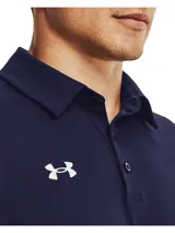 Remera polo Under Armour Team Tech para hombre, color azul marino con logo blanco en el pecho.