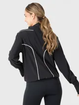 Cortaviento negro con cuello alto con cordón ajustable, bolsillos laterales y orificios en los puños para los pulgares.