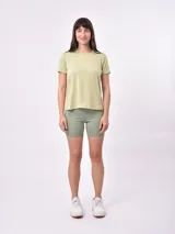 Remera blanca de mangas cortas y corte clásico.