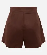 Short femenino color marrón, confeccionado en gamuza sintética, con cintura recta y fija, corte evasé, bolsillos tipo cuchillo en los laterales y pliegues delanteros.