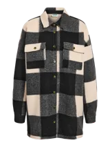 Sobrecamisa larga con estampado a cuadros grandes en tonos blanco, gris y negro. Tiene cuello camisero, cierre con botones a presión, dos bolsillos de parche en el pecho y corte recto.