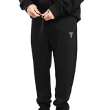 Pantalón de jogging negro, corte relajado, con cintura elástica y cordón ajustable. Presenta bolsillos laterales con cierre y un pequeño logo estampado en blanco en el muslo derecho.