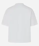 Remera blanca de algodón con cuello redondo y bordado de una cara de mujer con caravana dorada.