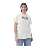 Remera color crudo de corte recto, con estampado de flores y el logo de la marca en el frente.