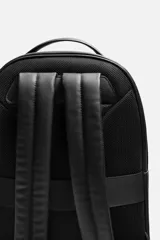Mochila negra con acabado grabado, compartimento principal con cierre de cremallera, espacio interior para dispositivos electrónicos de hasta 13 pulgadas y bolsillo con cremallera. Bolsillo frontal con cremallera, parte posterior acolchada con banda de sujeción para equipaje, asa de mano y dos asas de hombro ajustables y acolchadas.