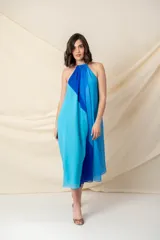 Vestido midi de crepe de seda en tonos de azul y celeste, de corte suelto y cuello halter con cadena.
