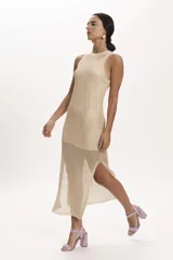 Vestido midi negro de tejido de punto con textura calada, corte recto y escote redondo.