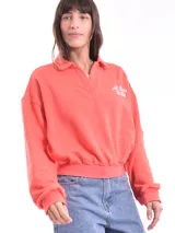 Buzo deportivo color verde oliva con cuello polo y puños ajustados.