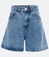 Short mom en jeans azul con barra doblada, tiro alto, bolsillos delanteros y traseros, y cierre con cremallera y botón.