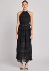 Conjunto negro de falda larga y top halter con textura arrugada y detalles de lentejuelas.