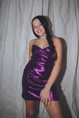 Vestido corto rojo brillante con escote halter y espalda descubierta.