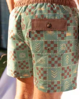 Short de baño verde con estampado de figuras geométricas en marrón y beige, cintura elastizada con cordón ajustable.