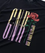 Remera negra de algodón con estampa de Guns N' Roses, cuello redondo y manga corta.