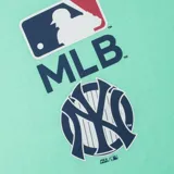 Remera verde agua con el logo de la MLB y el logo de los New York Yankees estampado en el frente.