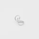 Aros pequeños plateados de plata 925 con circonias incrustadas, de forma ovalada con barra horizontal.