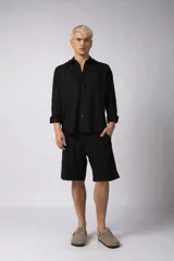 Camisa color crudo de lino con caída liviana y calce relajado, cuello abierto y manga larga. Confeccionada en 70% rayón y 30% lino.