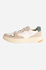 Zapatillas urbanas de cuero color blanco y beige con detalles en azul marino.