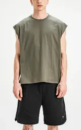 Musculosa verde militar de corte recto y cuello redondo.