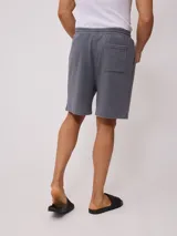 Short gris de felpa con corte holgado y cintura con cordón ajustable.