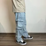 Pantalón jean color beige, corte recto y estilo cargo con bolsillos laterales.