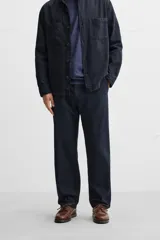 Pantalón azul marino de corte recto, confeccionado en tejido de algodón y lino. Tiene cintura elástica ajustable con cordón, bolsillos delanteros y traseros de vivo. Cierre frontal con cremallera y botón.