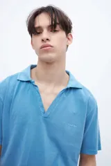 Chomba color ocre, de algodón lavado, con cuello clásico y bordado en el pecho.