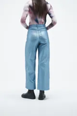 Pantalón jean de tiro alto, corte recto y pierna ancha, color fucsia brillante.
